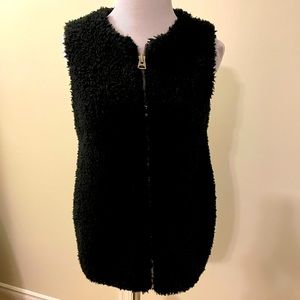 Wilfred fluffy vest with zip and pockets